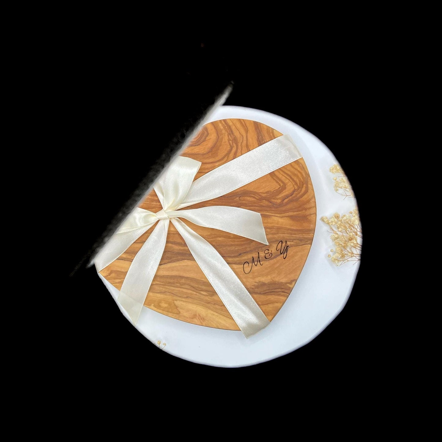 Hochzeitsgeschenk personalisiert aus Olivenholz | Herzbrett mit Gravur & Initialen | Geschenk zur Hochzeit und für Paare