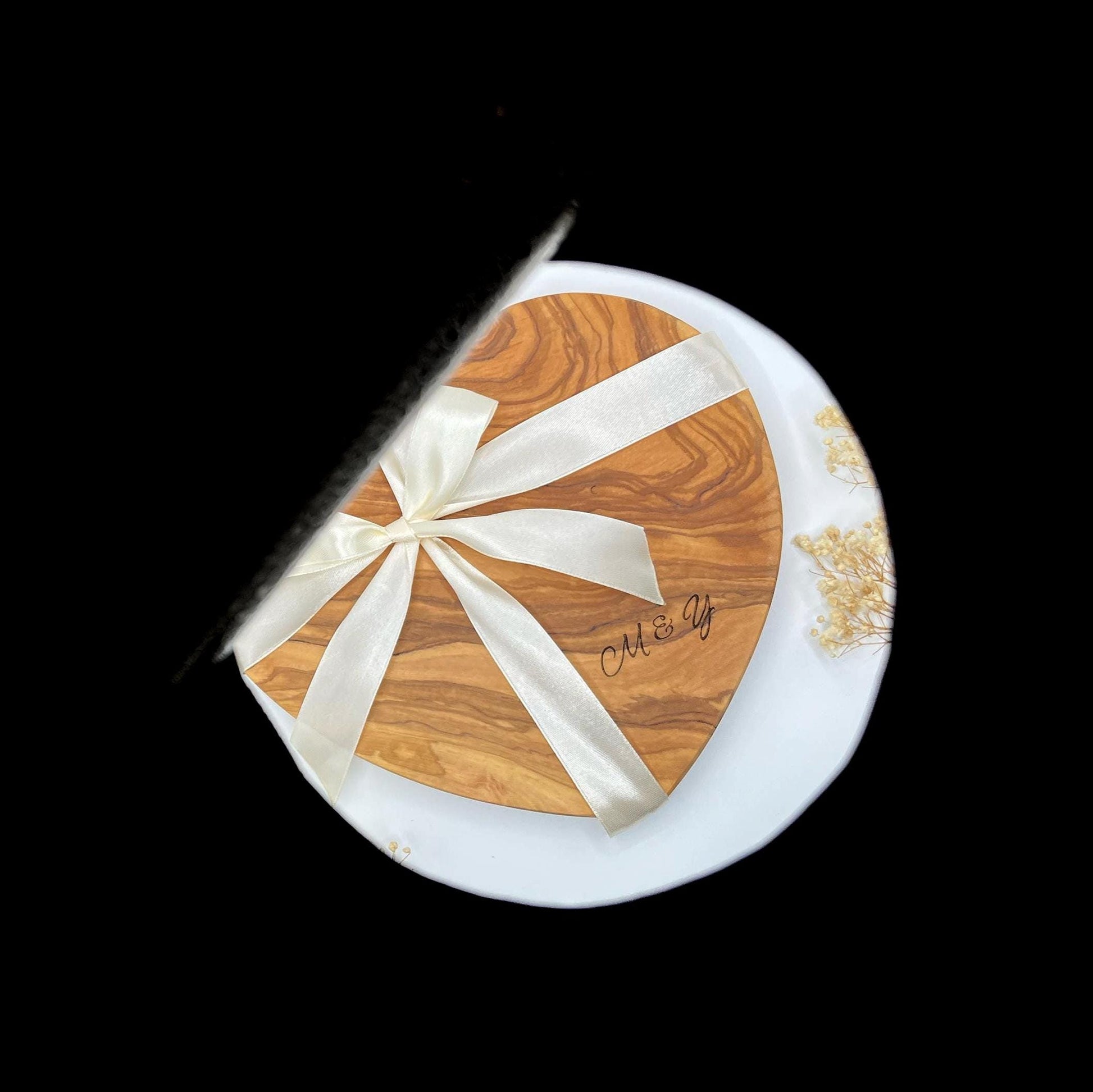 Hochzeitsgeschenk personalisiert aus Olivenholz | Herzbrett mit Gravur & Initialen | Geschenk zur Hochzeit und für Paare