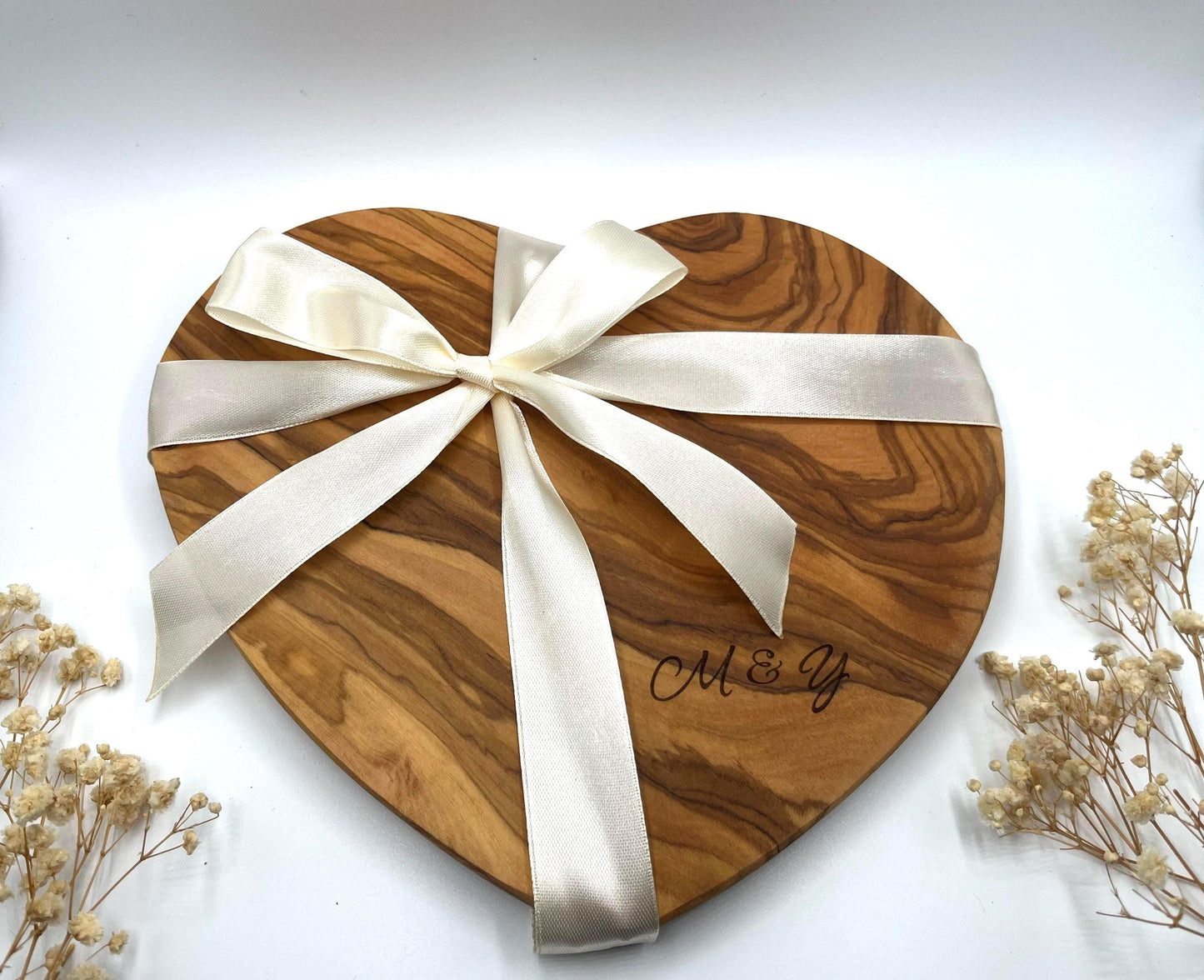 Hochzeitsgeschenk personalisiert aus Olivenholz | Herzbrett mit Gravur & Initialen | Geschenk zur Hochzeit und für Paare