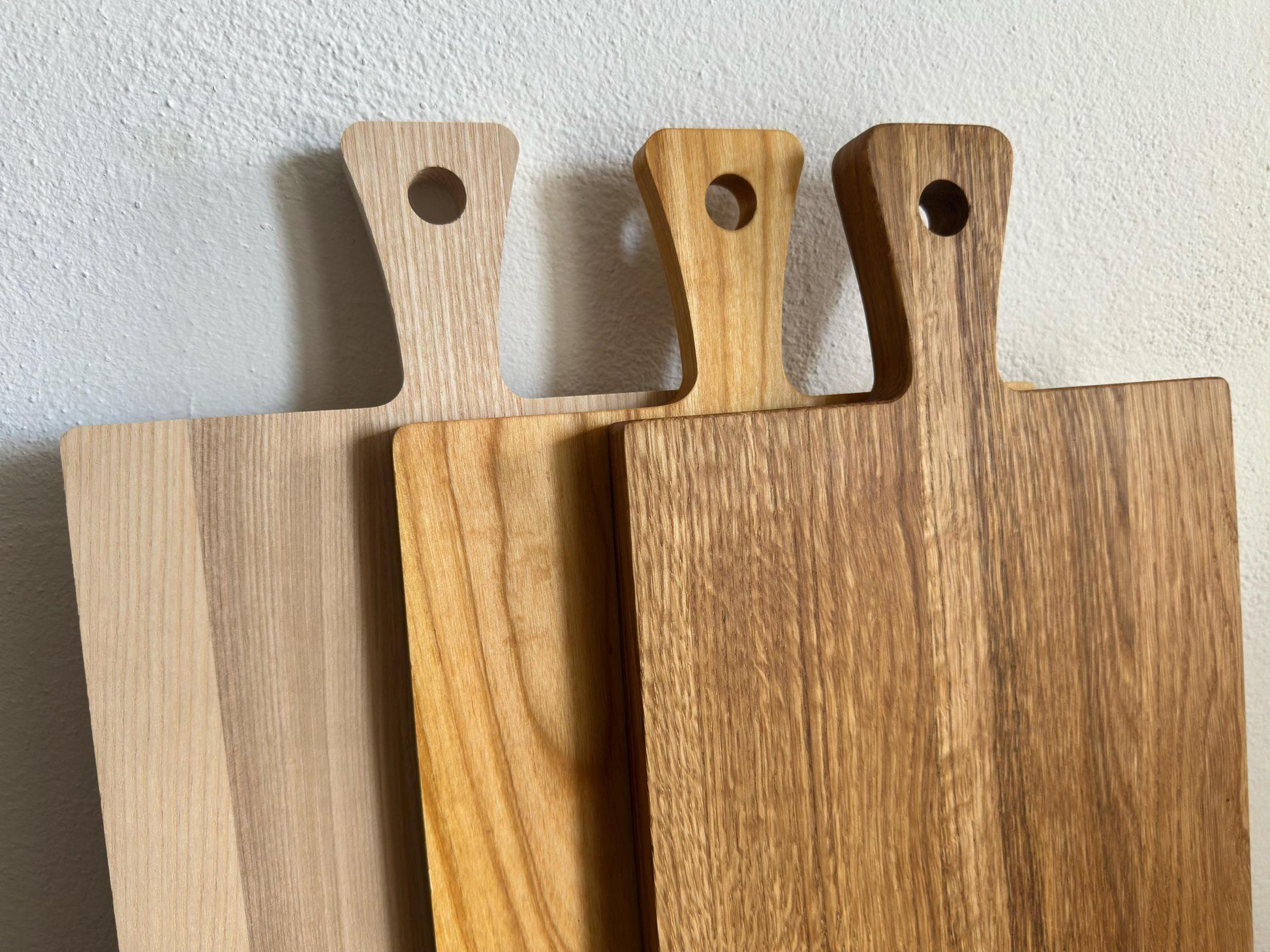 Personalisiertes Schneidebrett Eiche mit Griff & Kochlöffel | Geschenk Hochzeit, Einzug, Pärchen | Gravur „Gemeinsam Kochen Leben Glücklich“