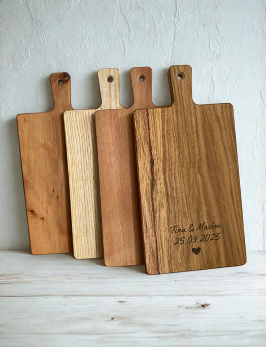 Personalisiertes Schneidebrett mit Gravur – Handgemachtes Geschenk mit Namen + Herz | Natürlich & individuell von Meami Design