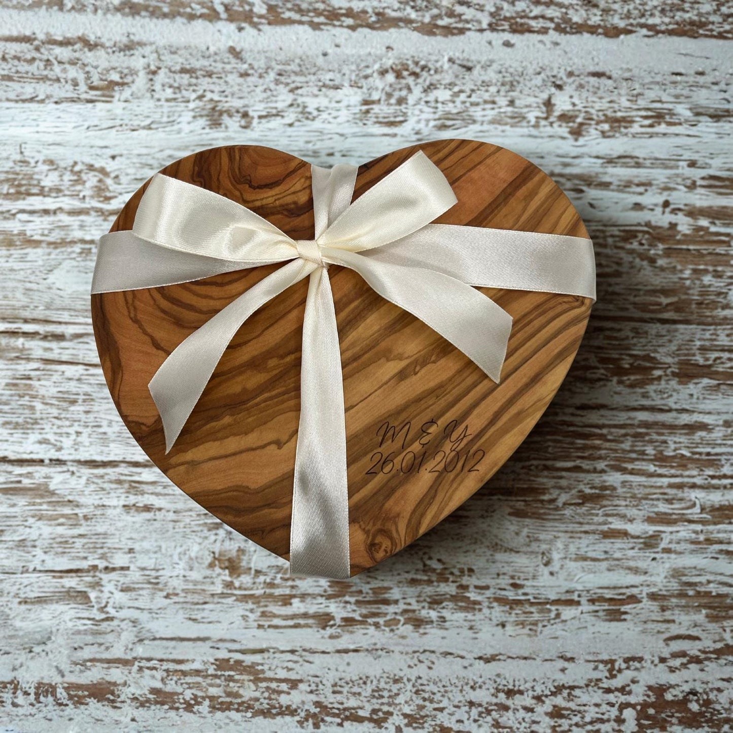 Hochzeitsgeschenk personalisiert aus Olivenholz | Herzbrett mit Gravur & Initialen | Geschenk zur Hochzeit und für Paare