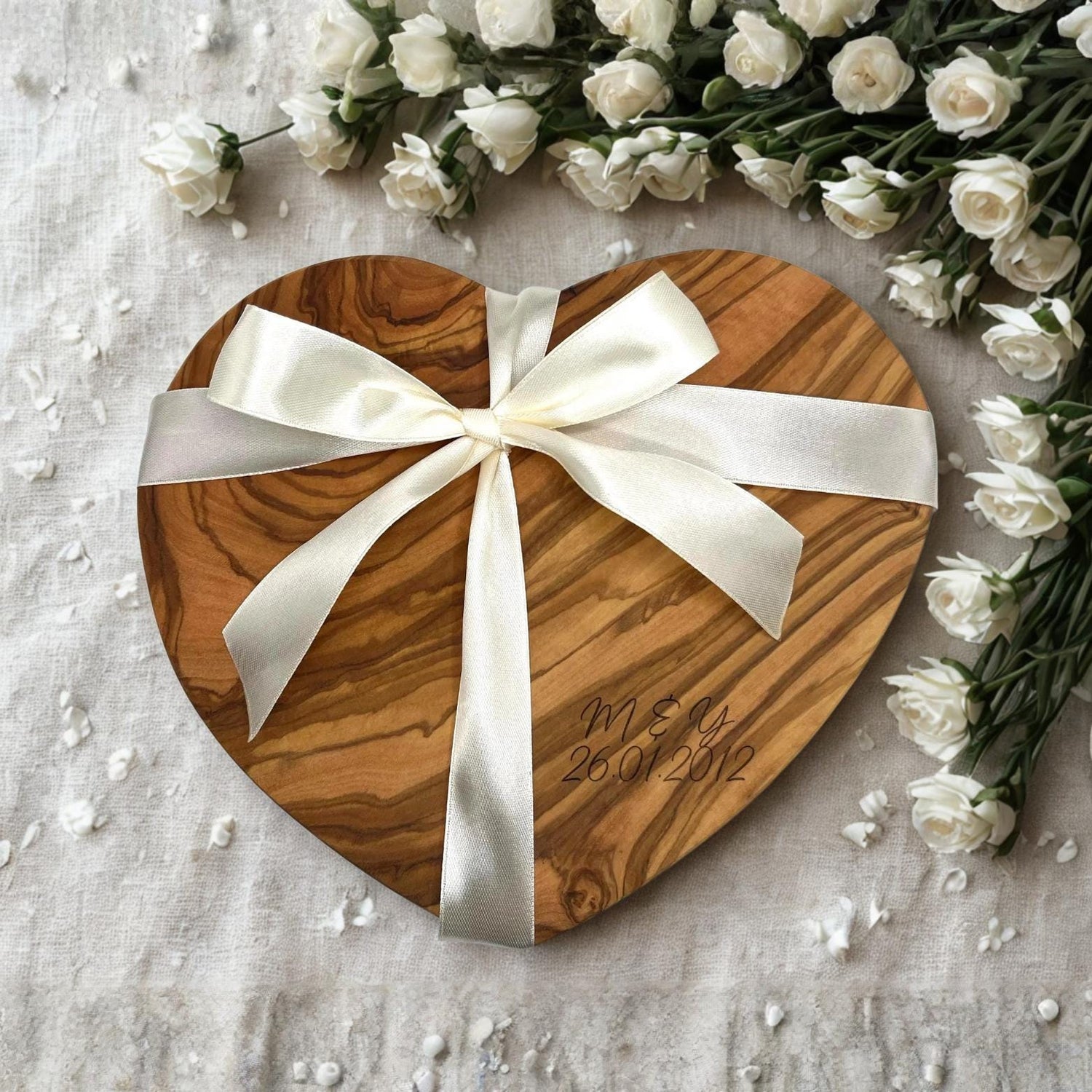 Hochzeitsgeschenk personalisiert aus Olivenholz | Herzbrett mit Gravur & Initialen | Geschenk zur Hochzeit und für Paare