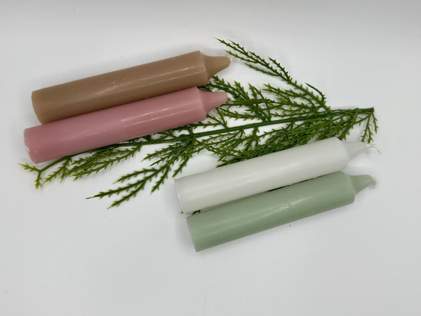 Farbvarianten der Weihnachtskerze in Salbei, Taupe, Rosa und Weiß als Auswahl im Geschenkset.