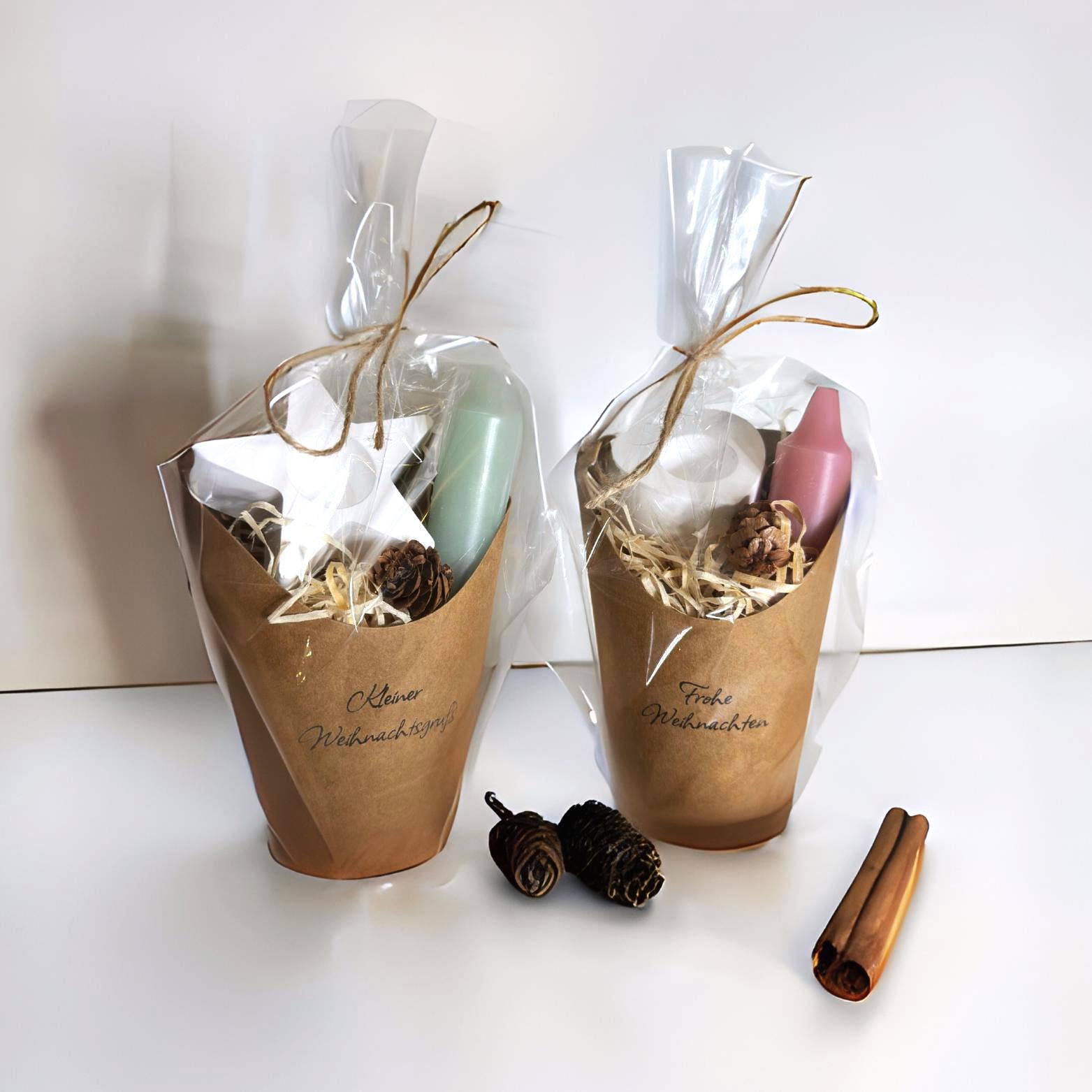 Inhalt der Weihnachtstüte: Stabkerze in Wunschfarbe, Herz- oder Stern-Kerzenhalter, Tannenzapfen und Holzwolle als Geschenkset zu Weihnachten