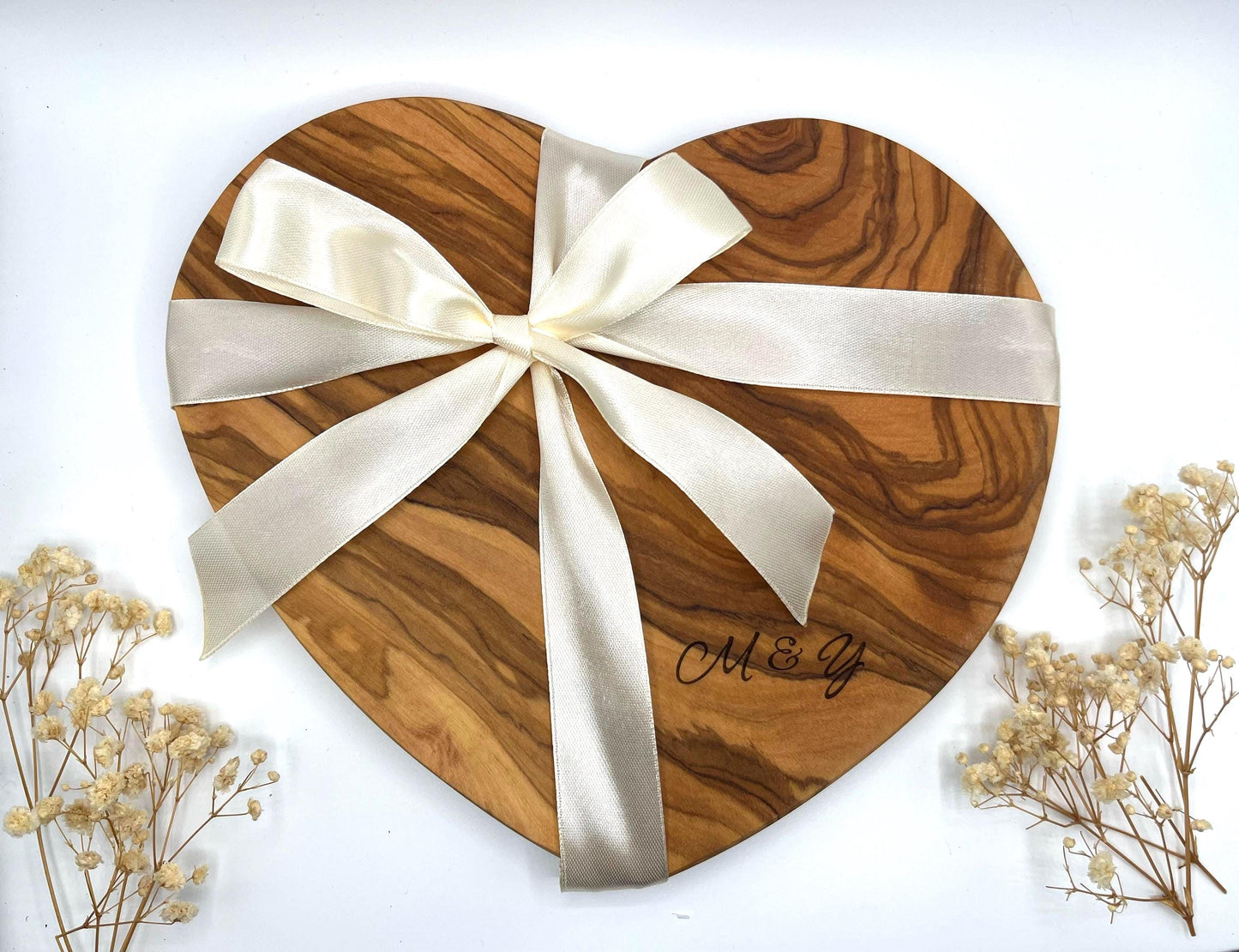 Hochzeitsgeschenk personalisiert aus Olivenholz | Herzbrett mit Gravur & Initialen | Geschenk zur Hochzeit und für Paare