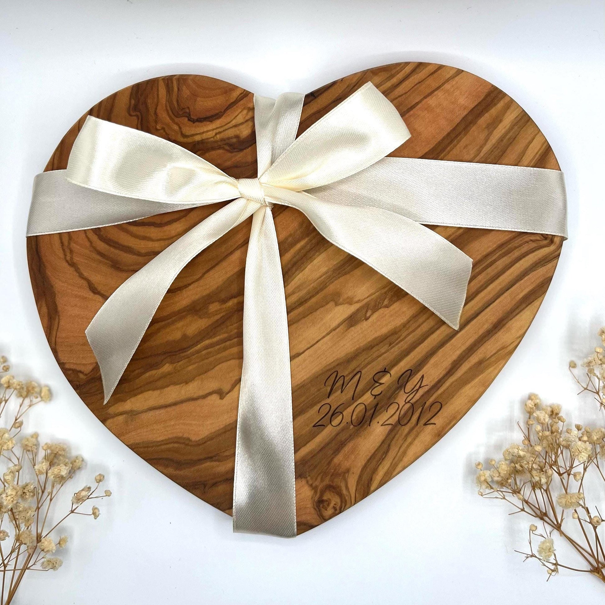 Hochzeitsgeschenk personalisiert aus Olivenholz | Herzbrett mit Gravur & Initialen | Geschenk zur Hochzeit und für Paare