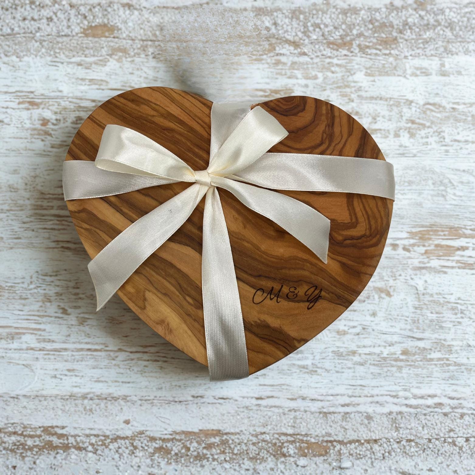 Hochzeitsgeschenk personalisiert aus Olivenholz | Herzbrett mit Gravur & Initialen | Geschenk zur Hochzeit und für Paare