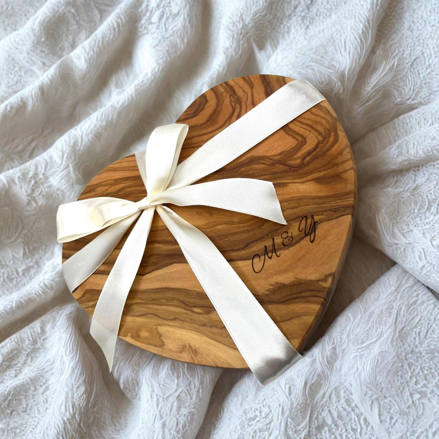 Hochzeitsgeschenk personalisiert aus Olivenholz | Herzbrett mit Gravur & Initialen | Geschenk zur Hochzeit und für Paare
