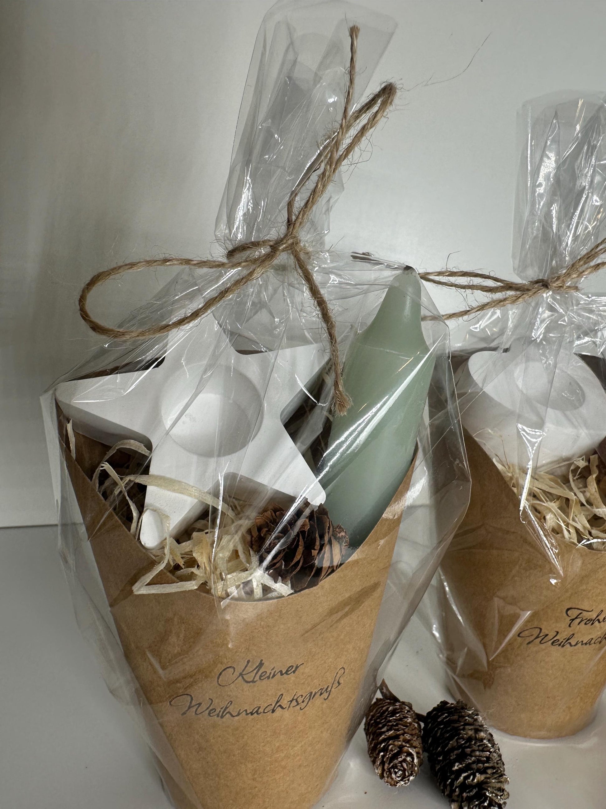 Zellophanverpackte Weihnachtstüte mit Juteschnur und dekorativer Füllung als festliches Mitbringsel