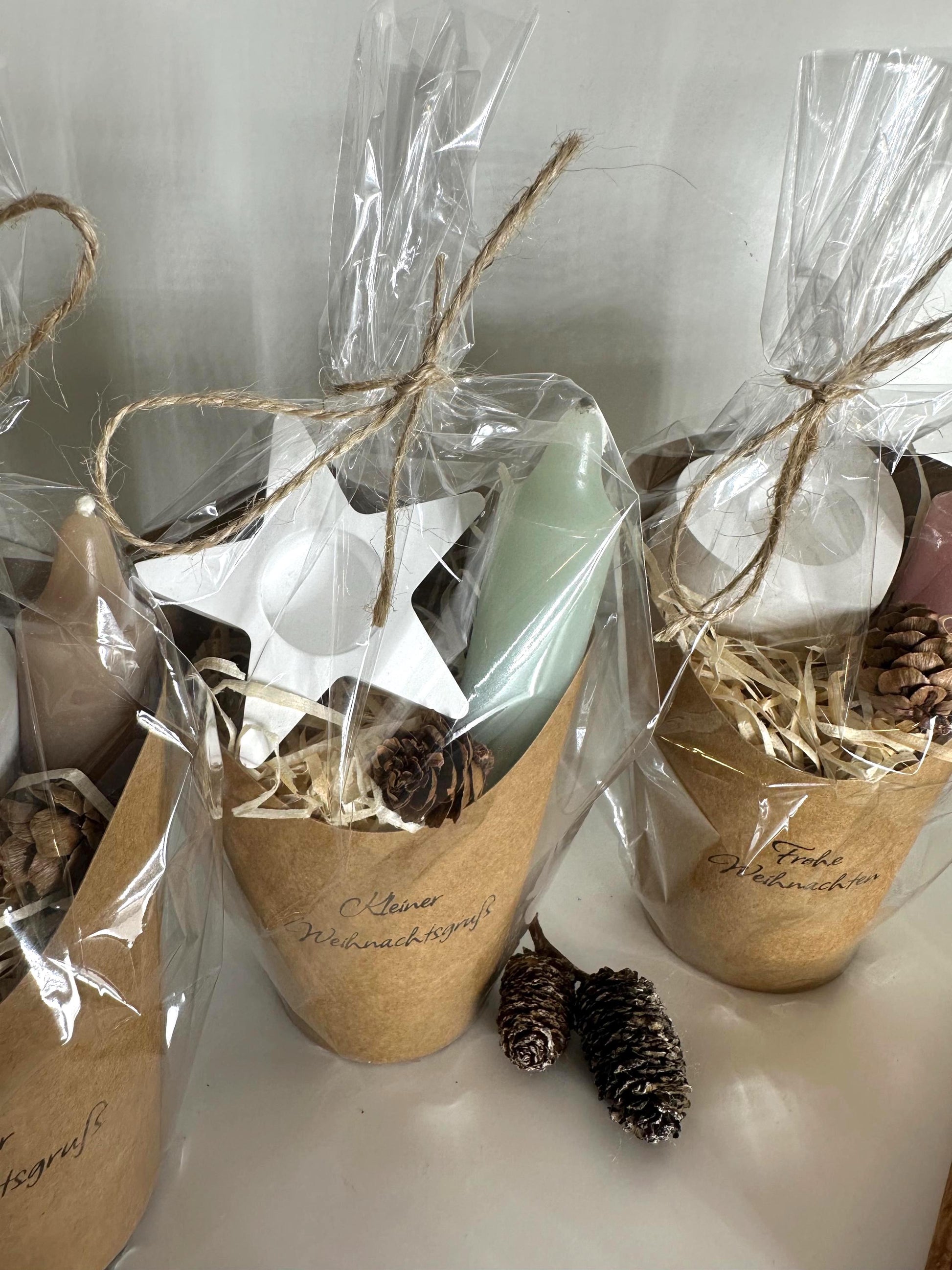 Kerzenhalter in Herz- und Sternform aus Gießmasse als Teil des Weihnachtsgeschenksets