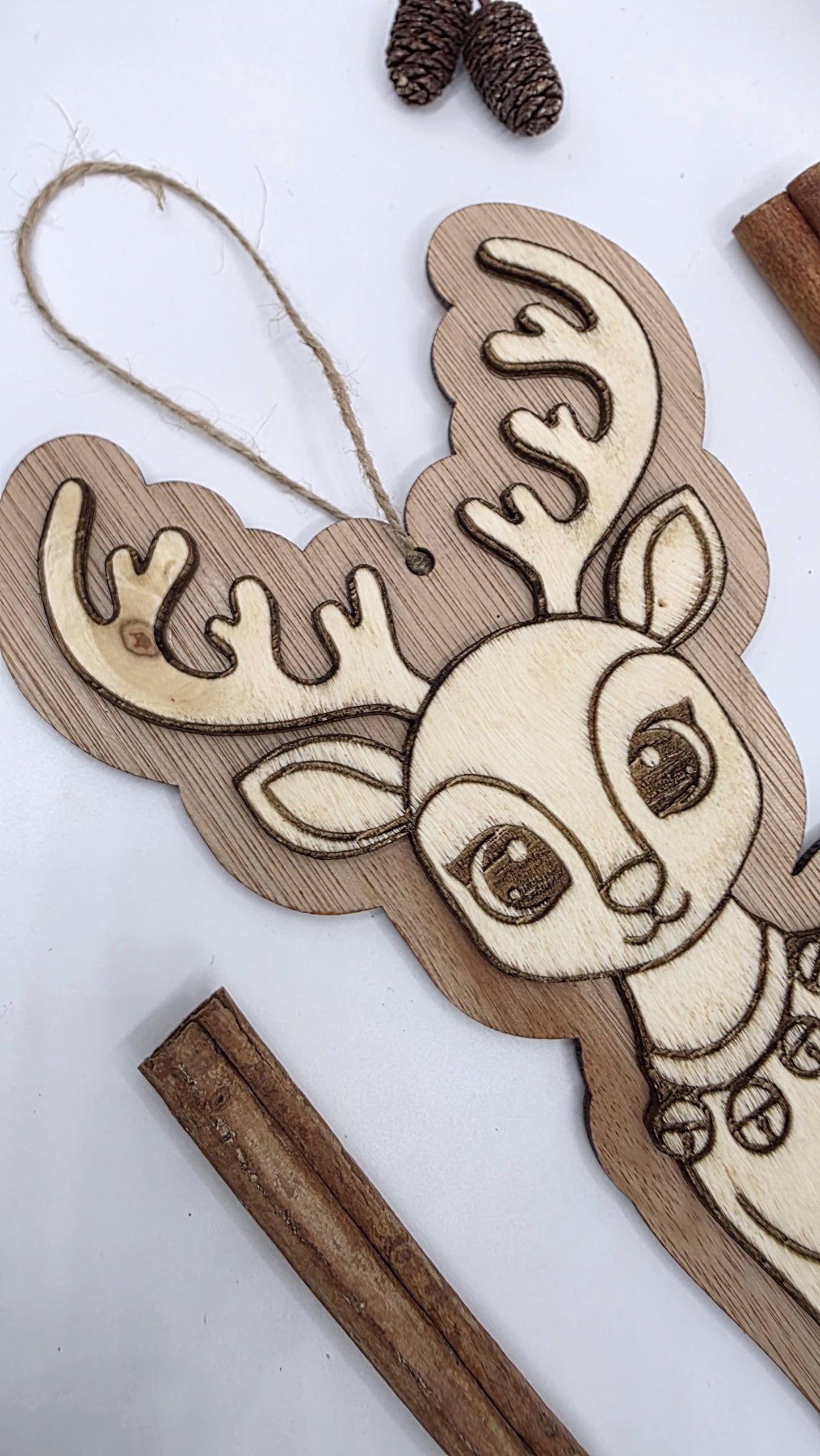 Holz Rentier Weihnachtsanhänger – natürliche & rustikale Weihnachtsdeko Holz | Skandi Weihnachten | Rentier Deko | Holzanhänger Weihnachten