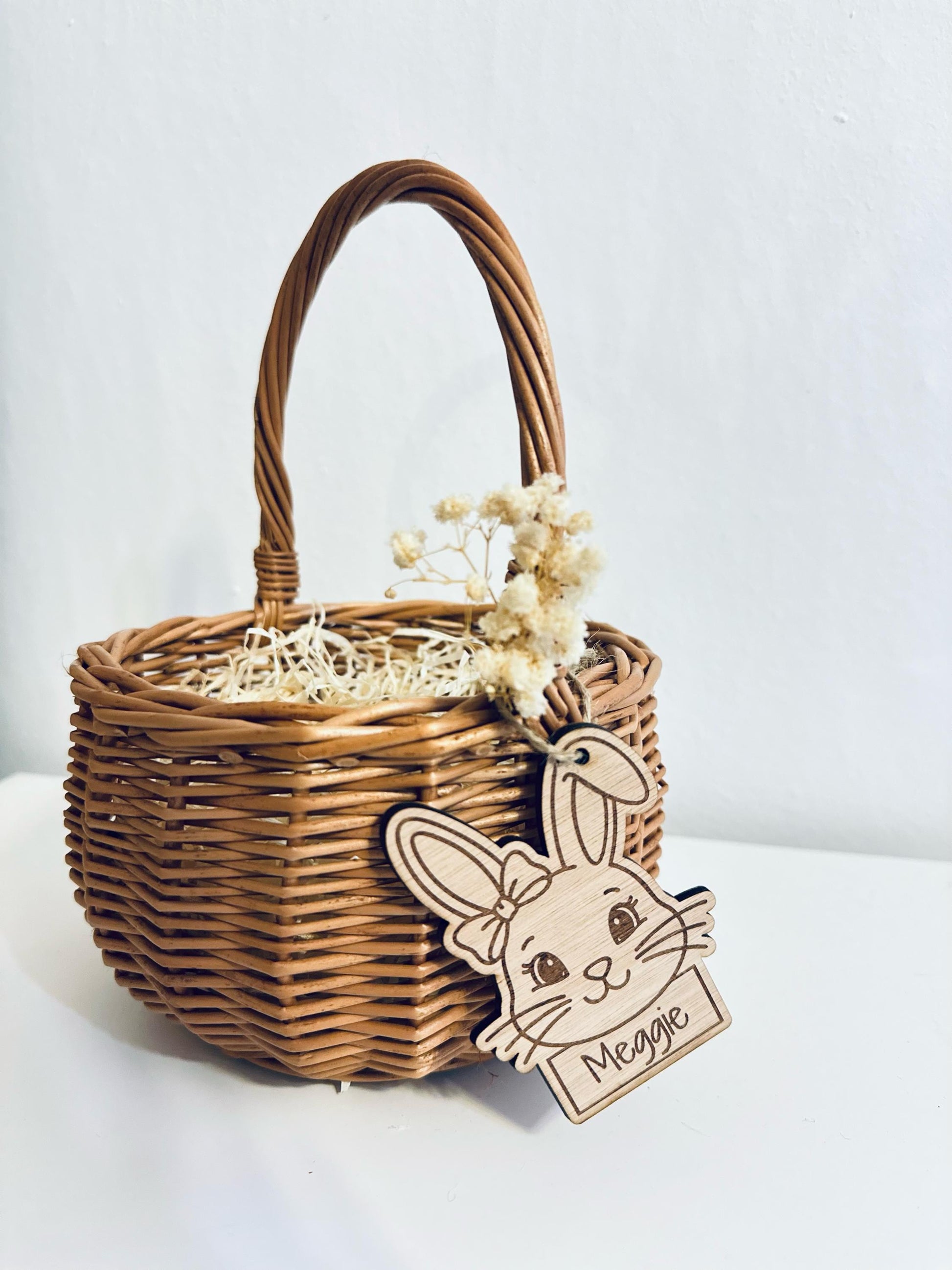 Handgefertigter Holzanhänger aus recyceltem Sperrholz mit Trockenblume – Dekoration & Geschenkidee