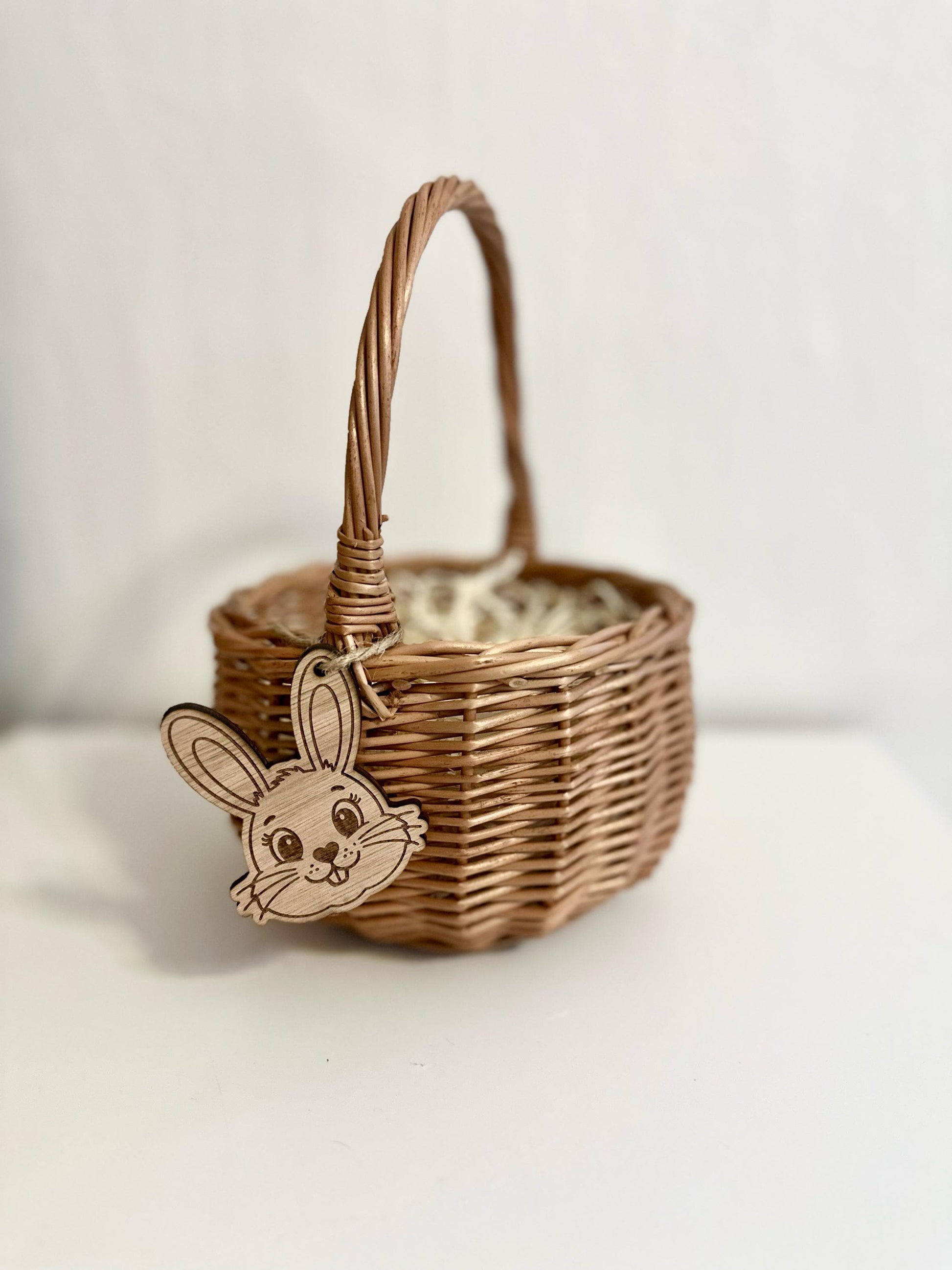 Handgefertigter Holzanhänger aus recyceltem Sperrholz mit Trockenblume – Dekoration & Geschenkidee