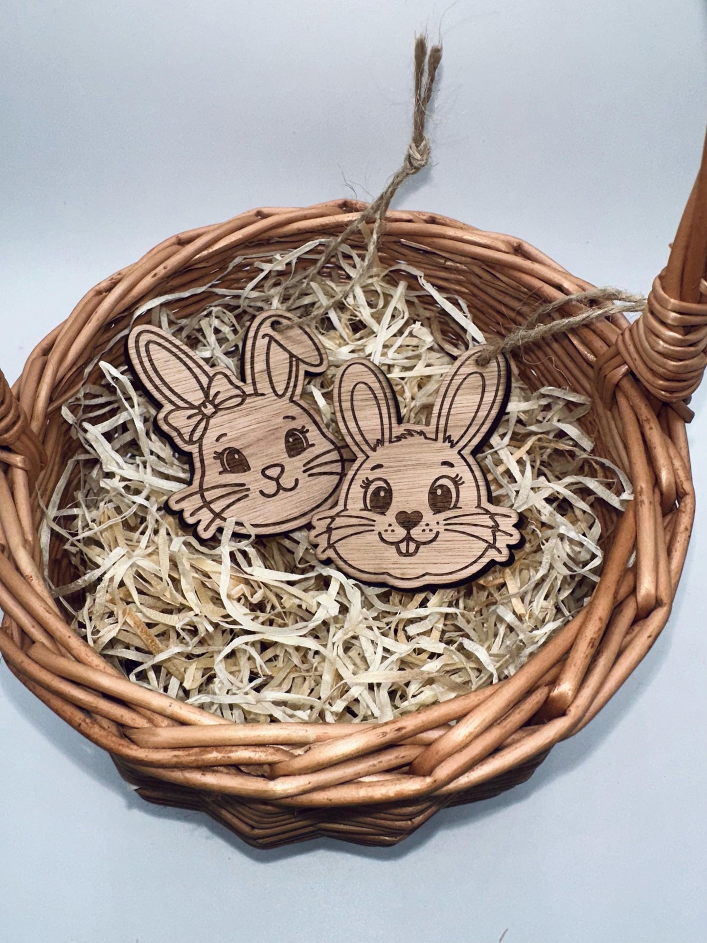 Handgefertigter Holzanhänger aus recyceltem Sperrholz mit Trockenblume – Dekoration & Geschenkidee