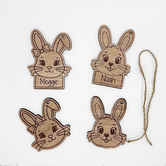 Handgefertigter Holzanhänger aus recyceltem Sperrholz mit Trockenblume – Dekoration & Geschenkidee