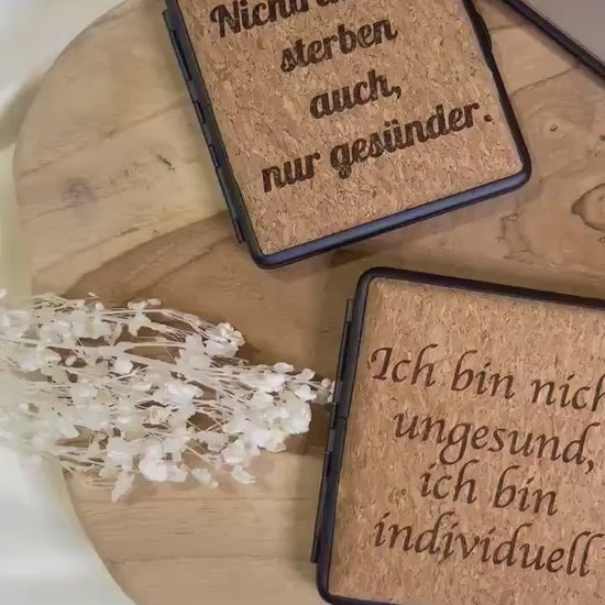Personalisierbares Zigarettenetui zu Weihnachten – schwarz/Kork, innen silber – Geschenk für Raucher – Wunschtext/Spruch, Gravur beidseitig