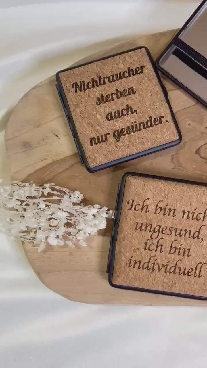 Personalisierbares Zigarettenetui zu Weihnachten – schwarz/Kork, innen silber – Geschenk für Raucher – Wunschtext/Spruch, Gravur beidseitig