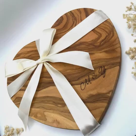 Hochzeitsgeschenk personalisiert aus Olivenholz | Herzbrett mit Gravur & Initialen | Geschenk zur Hochzeit und für Paare