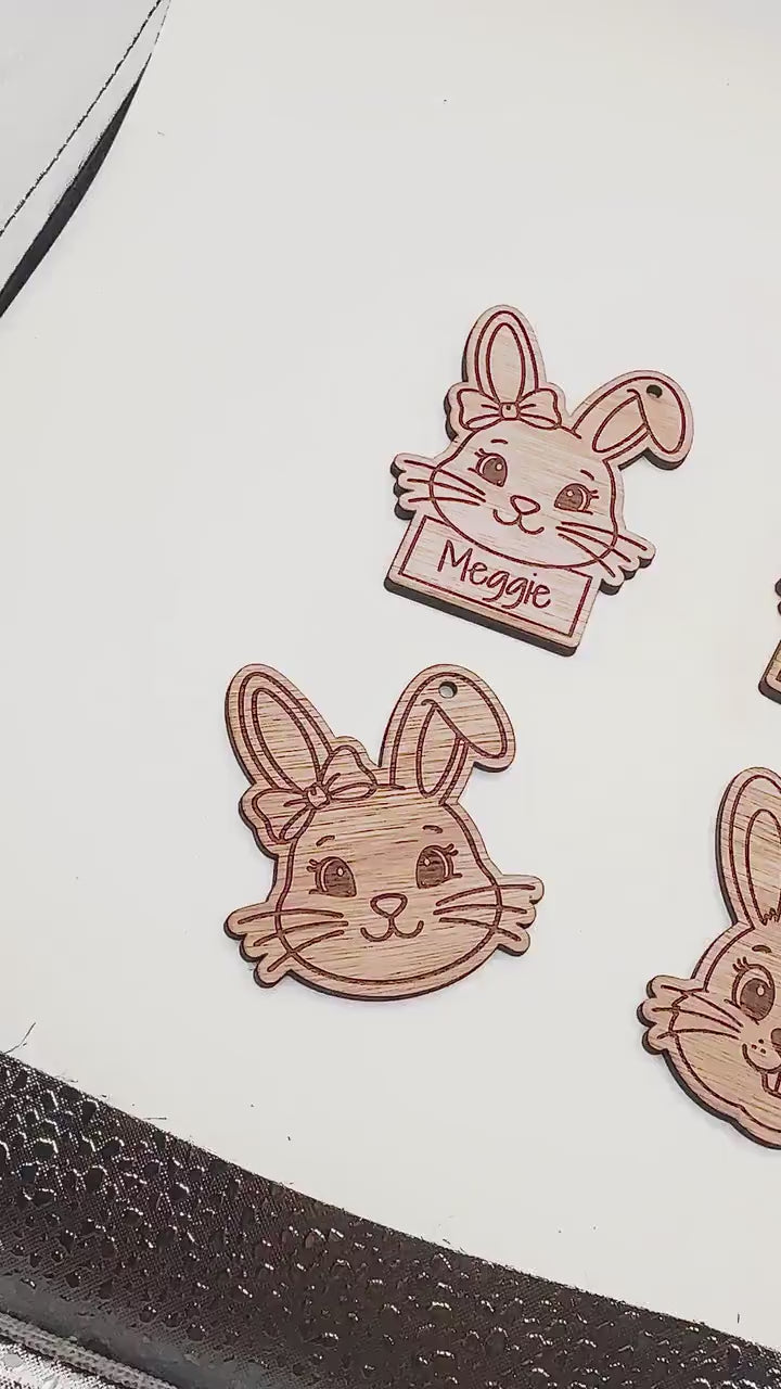 Handgefertigter Holzanhänger aus recyceltem Sperrholz mit Trockenblume – Dekoration & Geschenkidee