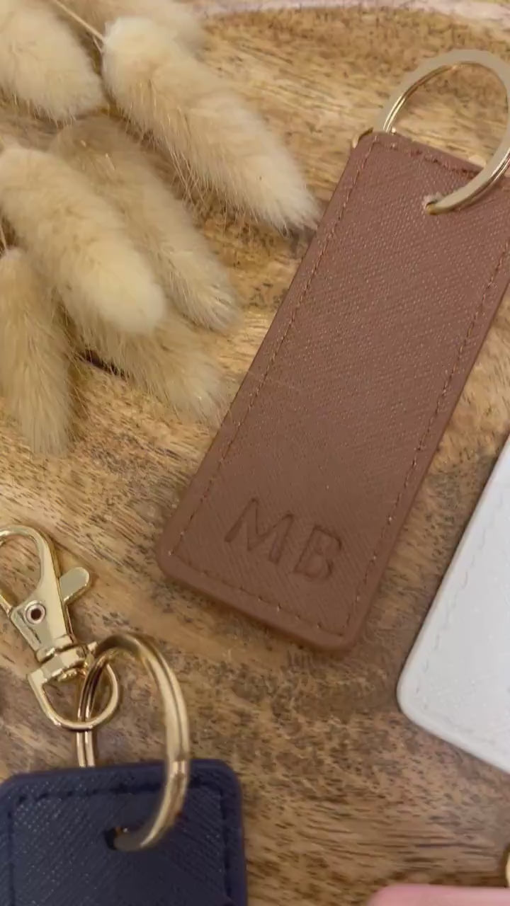 Schlüsselanhänger mit Blindprägung - Initialen personalisiert - Mitbringsel - Hochzeit Geburtstag Muttertag Vatertag Valentinstag Geschenk